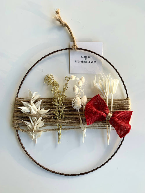 Couronne de Noël en fleurs séchées